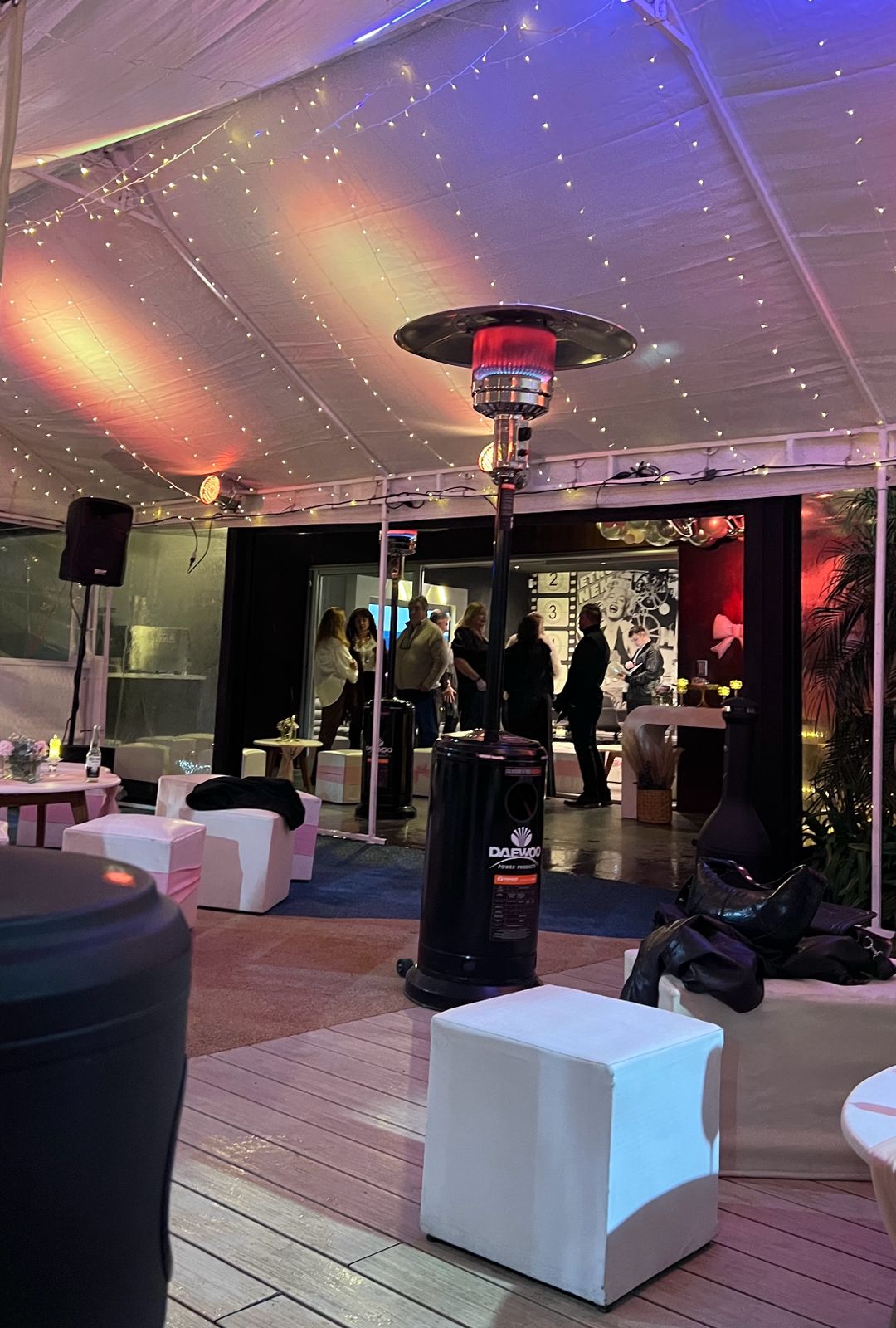 Fiesta de noche bajo carpa con luces cálidas