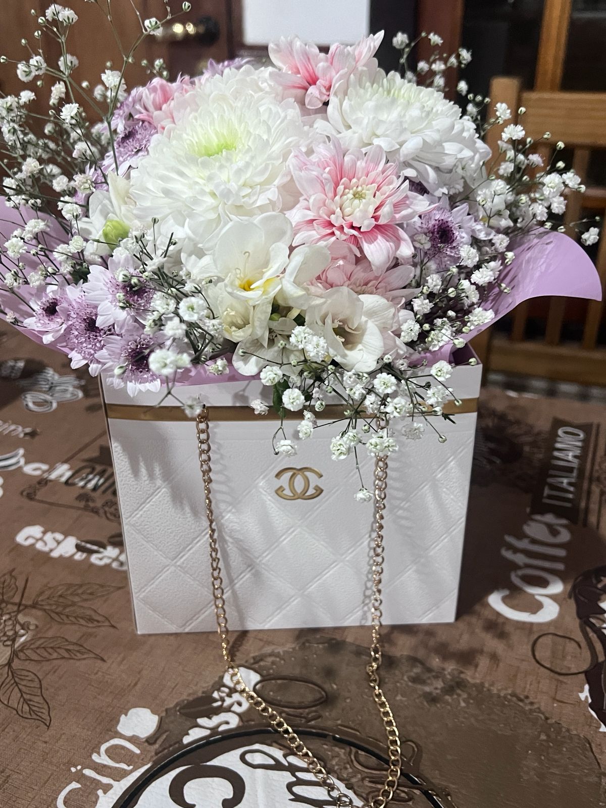 Arreglo floral en caja de regalo