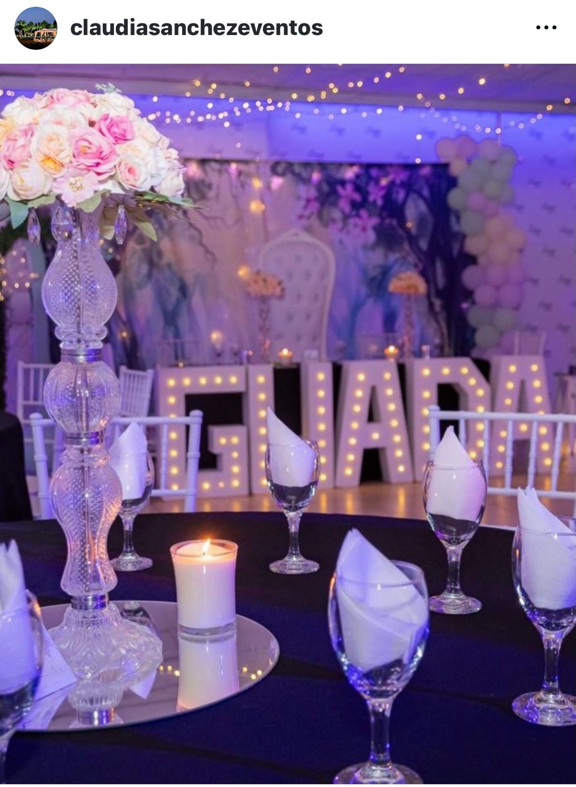 Mesa elegante con centro de cristal e iluminación