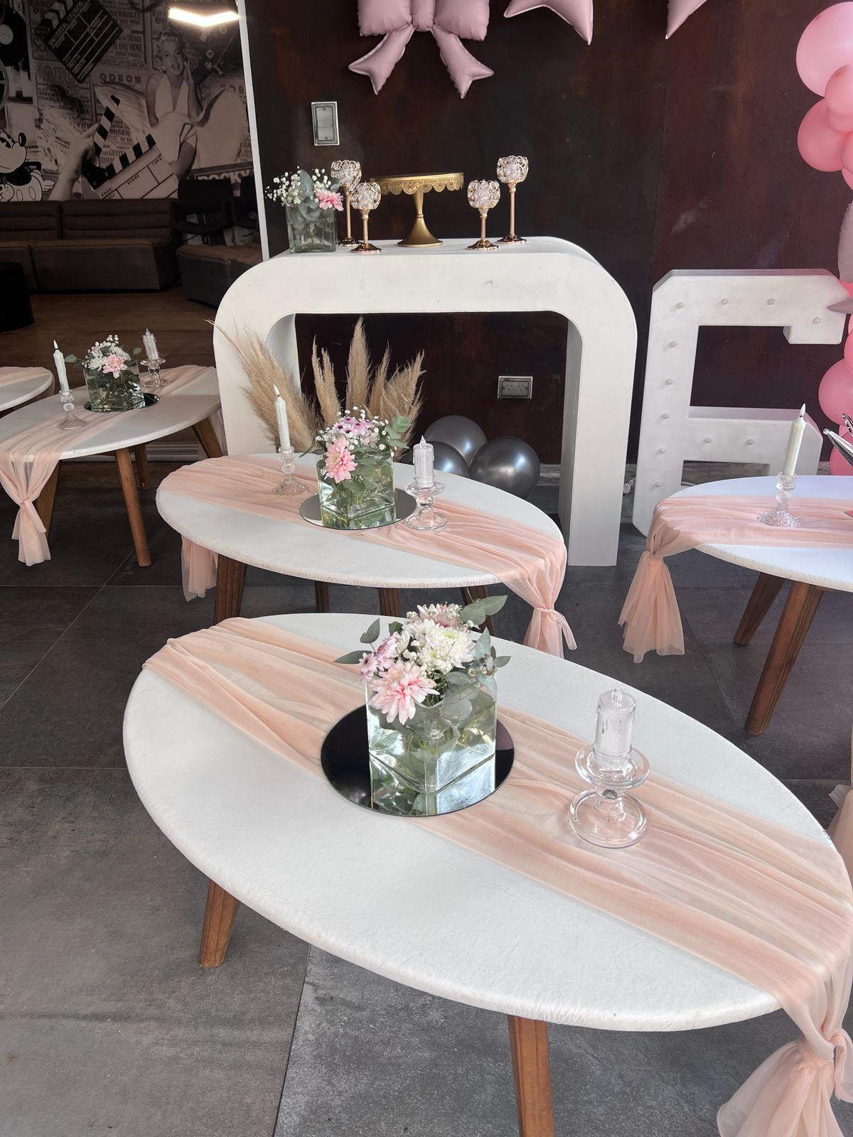 Mesas bajas ambientadas en tonos rosa