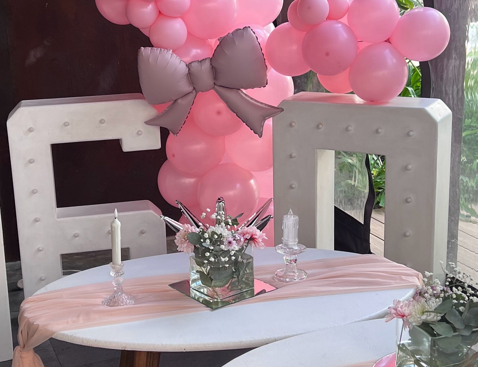 Ambientación de quince con arco de globos rosa