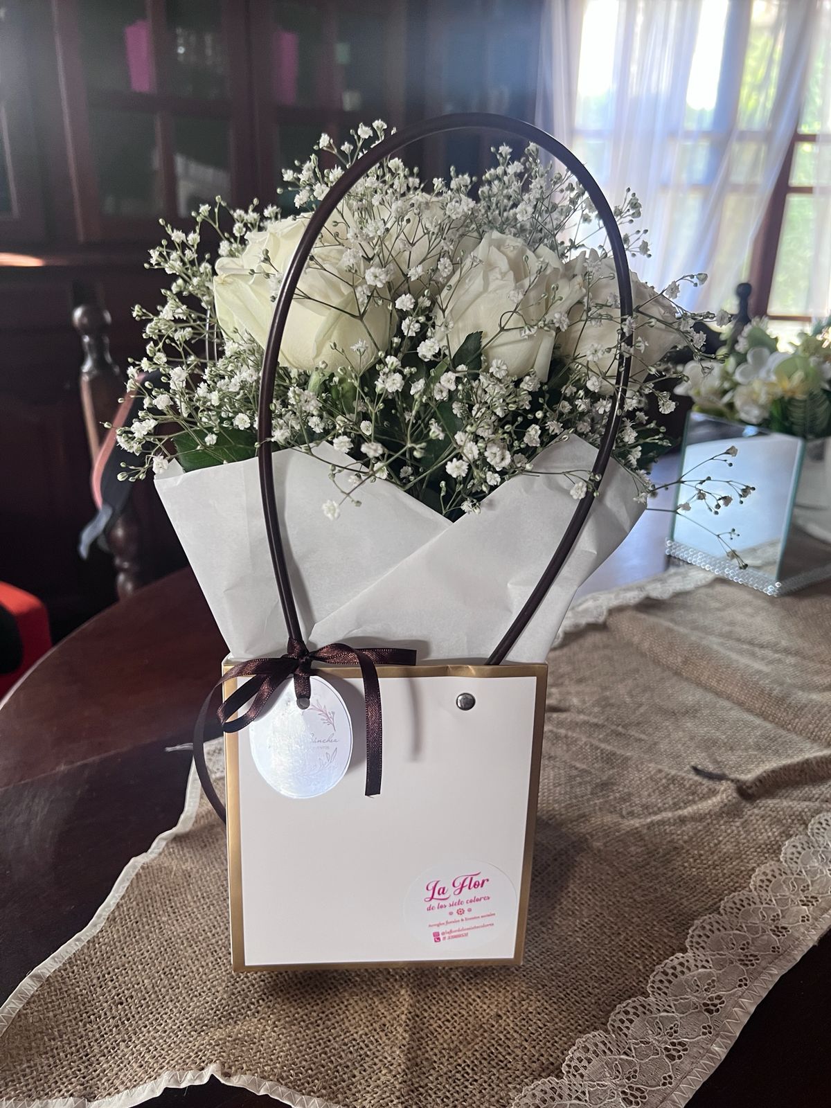 Ramo de rosas blancas con paniculata