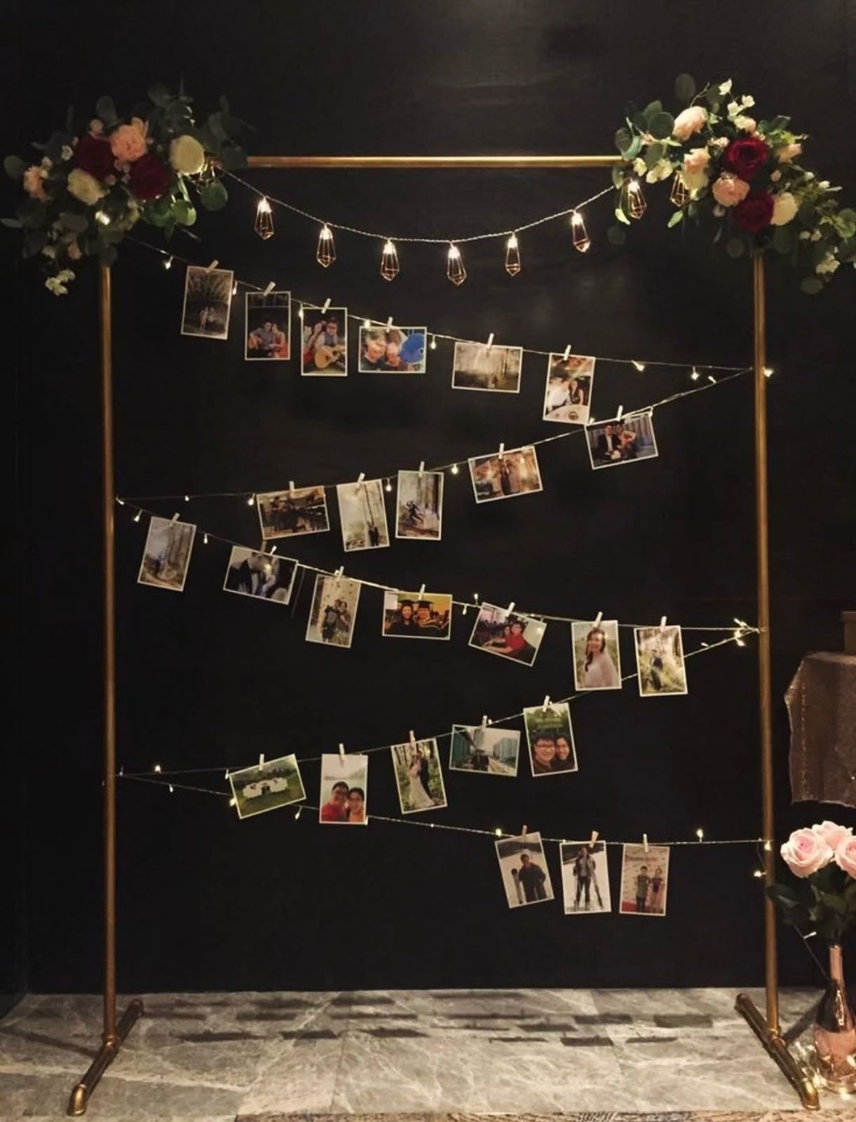 Rincón con guirnaldas de fotos y luces